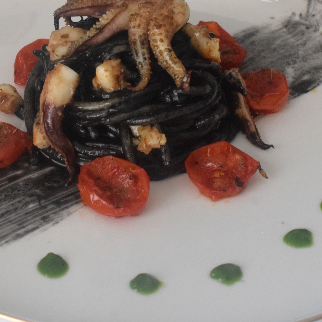 "Spaghetti al nero di seppie e pomodorini"