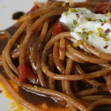 Ricetta Spaghetti con aglio nero, stracciatella e crema di zucca.