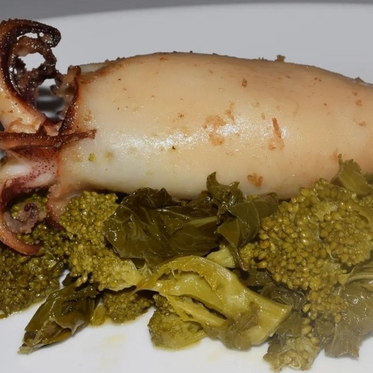 Calamari ripieni su cime di rapa stufate