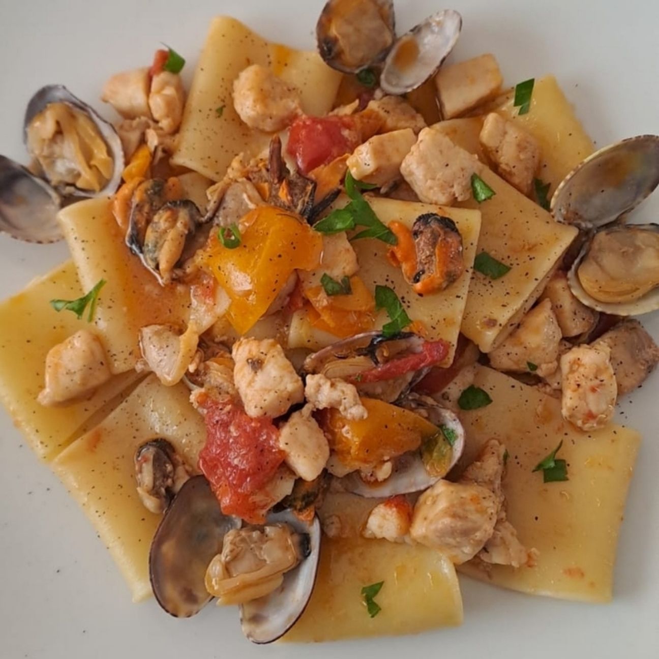 "Paccheri con pesce spada, cozze e vongole"