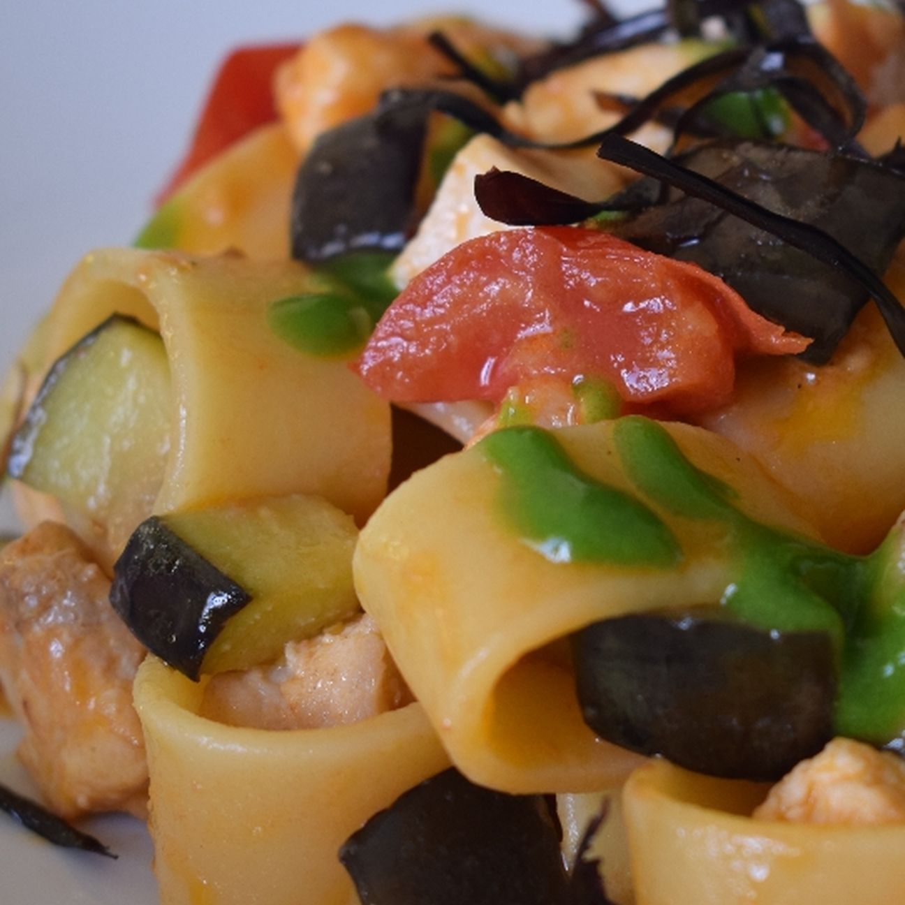 Calamarata con pesce spada, melanzane e pomodorini