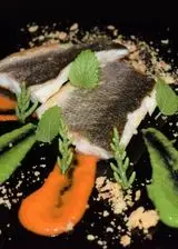 Ricetta Filetto di branzino con salsa ai peperoni, alla salicornia e tarallo sbriciolato