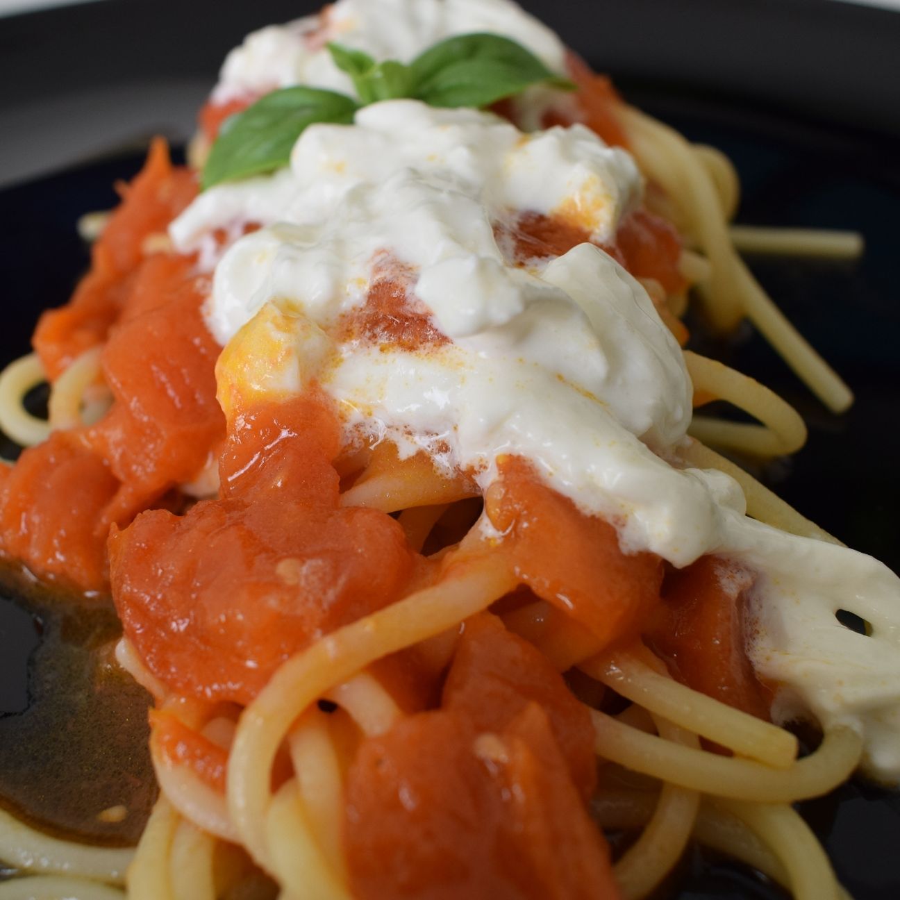 Spaghetti con pomodorini scattarisciati e burrata