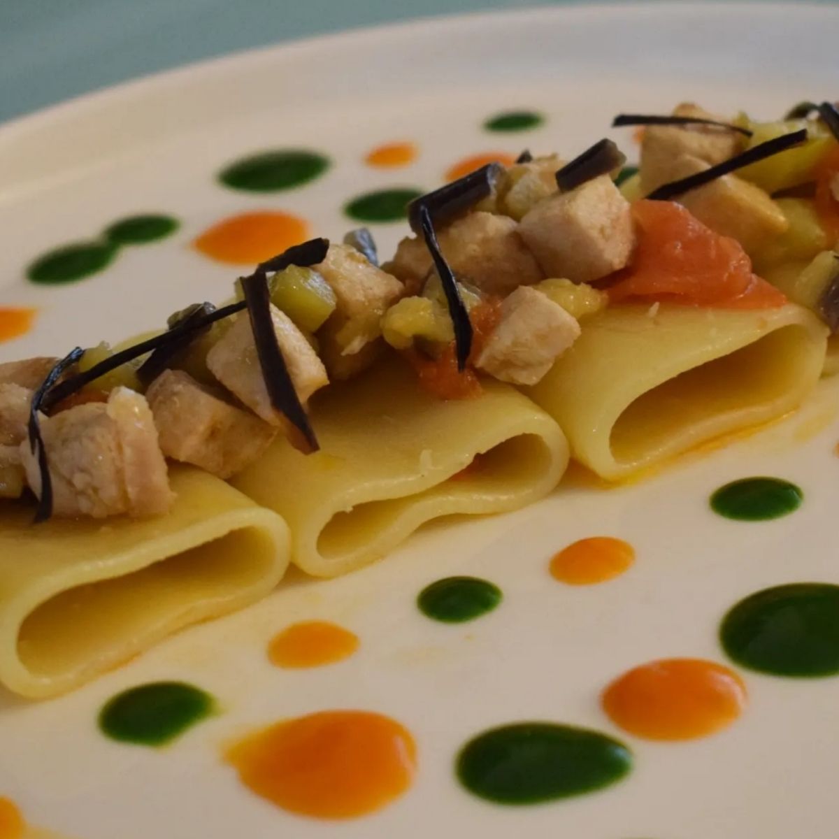 Paccheri con spada, melanzane e ciliegino
