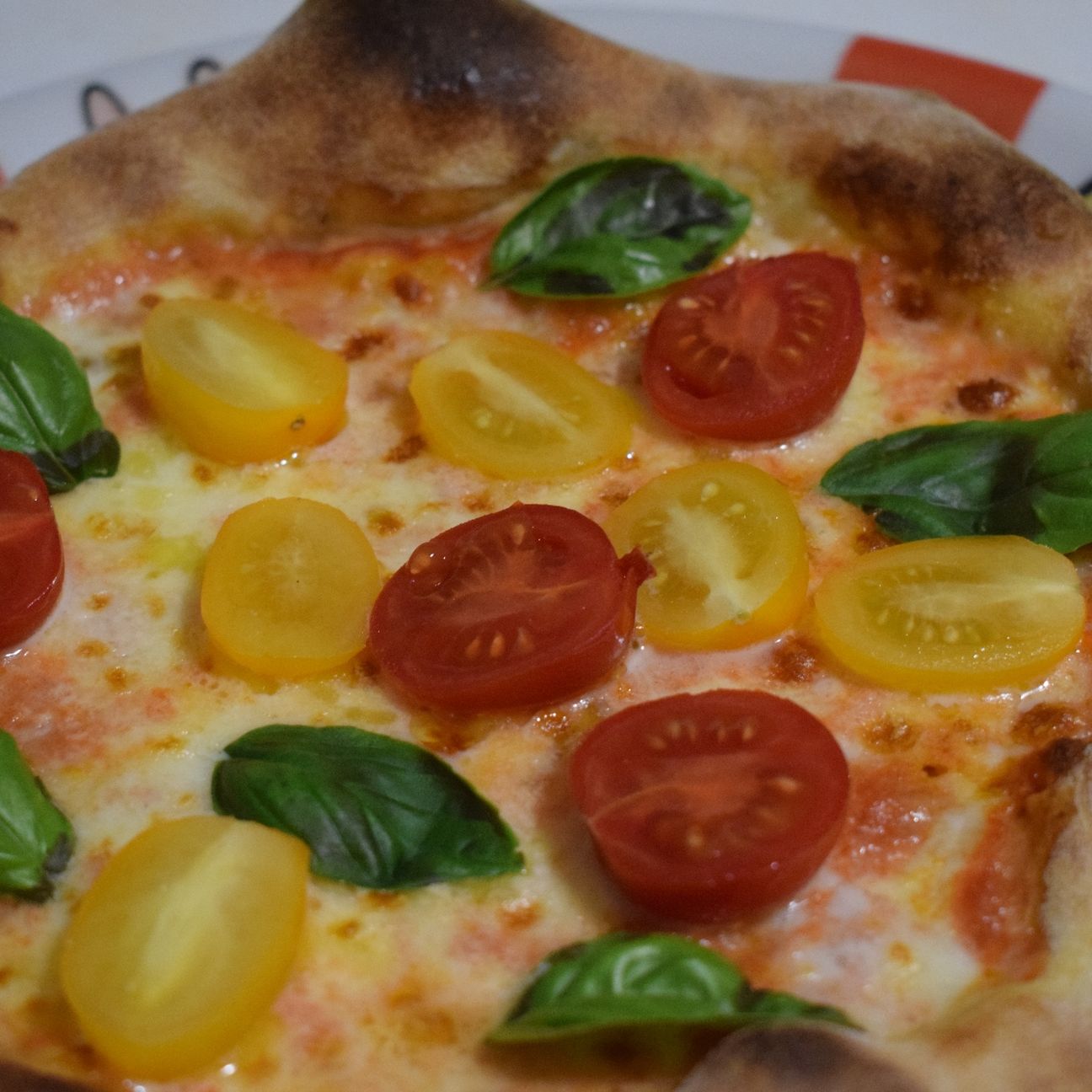 Pizza margherita con pomodorini