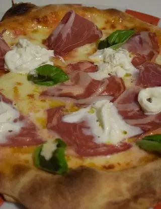 Ricetta Pizza margherita con capocollo pugliese e stracciatella. di Mamy.chef75