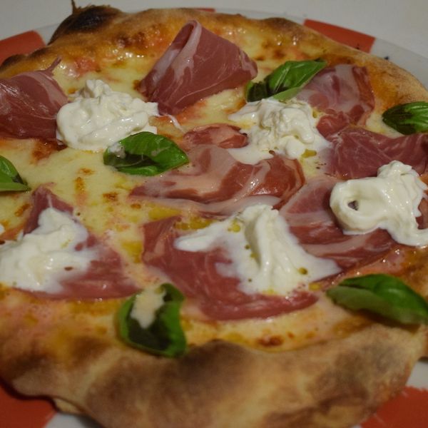 Pizza margherita con capocollo pugliese e stracciatella. Al.Ta Cucina