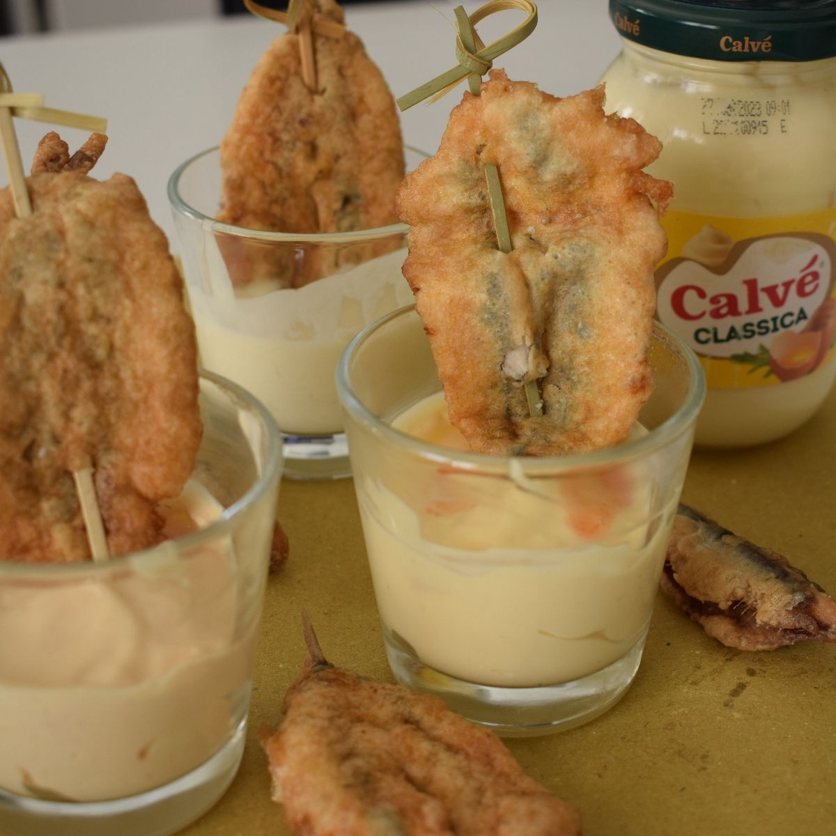 Alici fritte con maionese al tabasco, al finocchio e al ketchup.