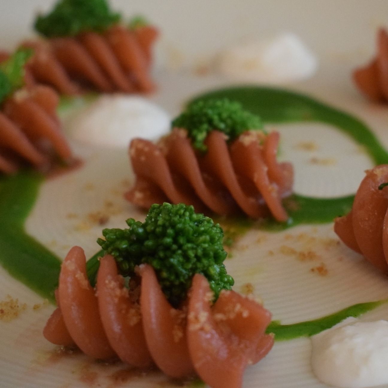 Fusilloni in estratto di barbabietola con cime di rapa, burrata e mollica fritta.