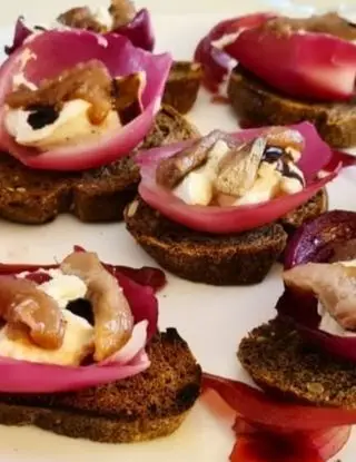 Ricetta Aringa con crema di formaggio in gusci di cipolla agrodolce su crostini di pane ai cereali. di Mamy.chef75