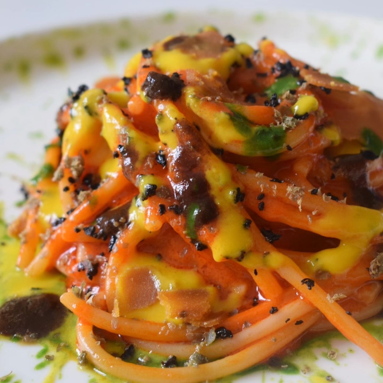 Spaghettoni XXL Garofalo alla crema di peperoni con aglio nero e polvere di olive nere e capperi. "I primi dei primi"