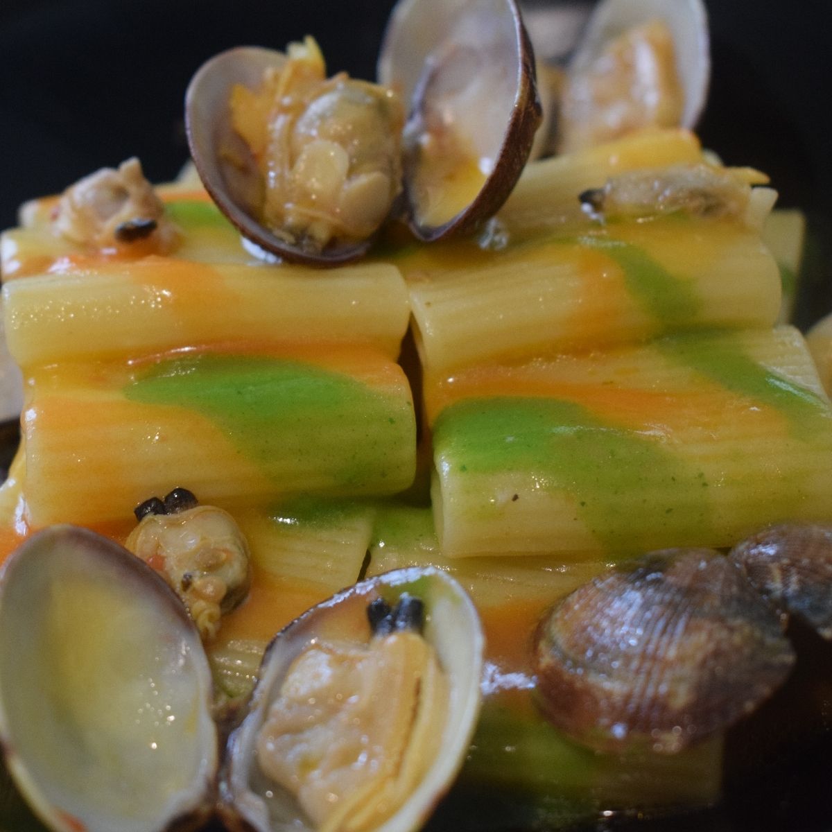 Gigantoni Garofalo alle vongole con crema di datterini gialli, di ciliegino e salsa al prezzemolo. "I primi dei primi"