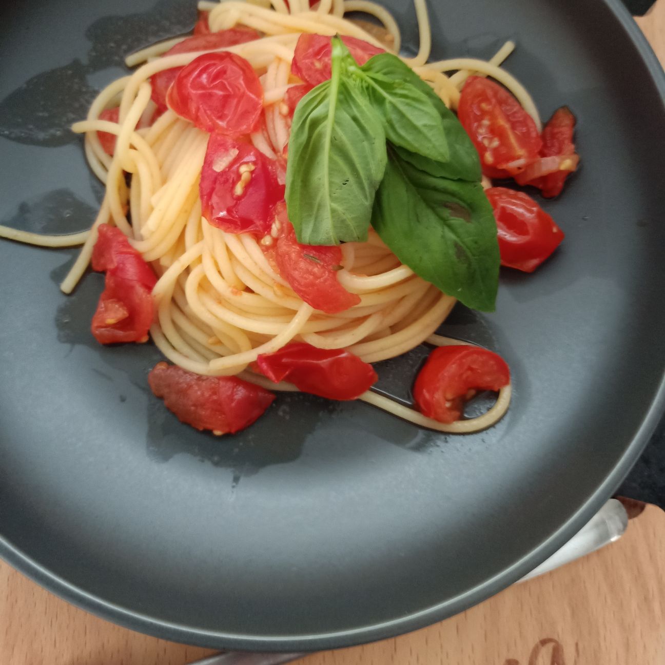 Spaghetti con pomodorini e basilico