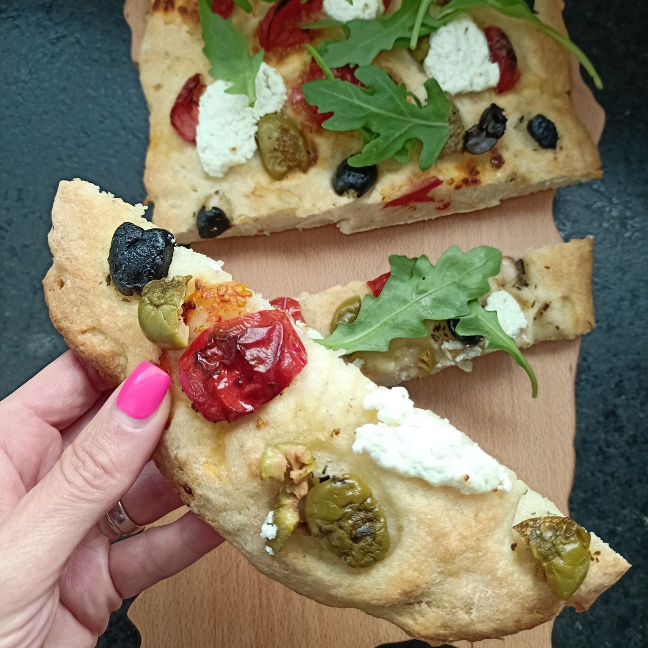 Focaccia glutenfree con pomodorini, olive e formaggio