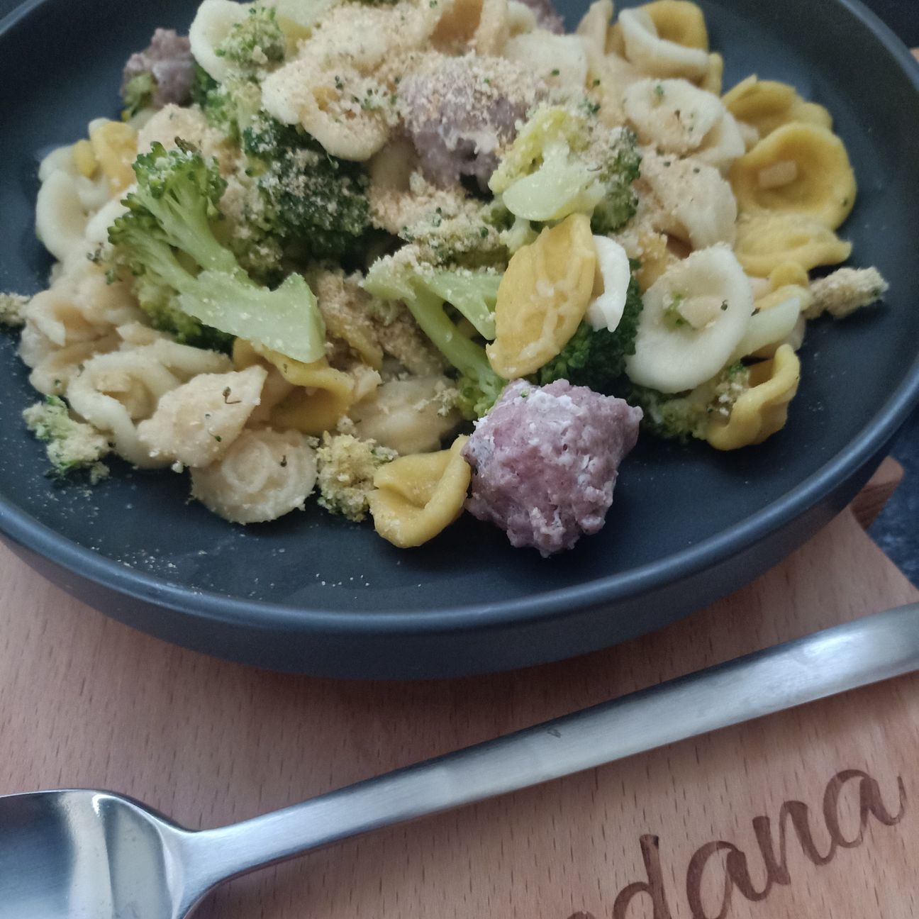 Orecchiette con broccoli e salsiccia