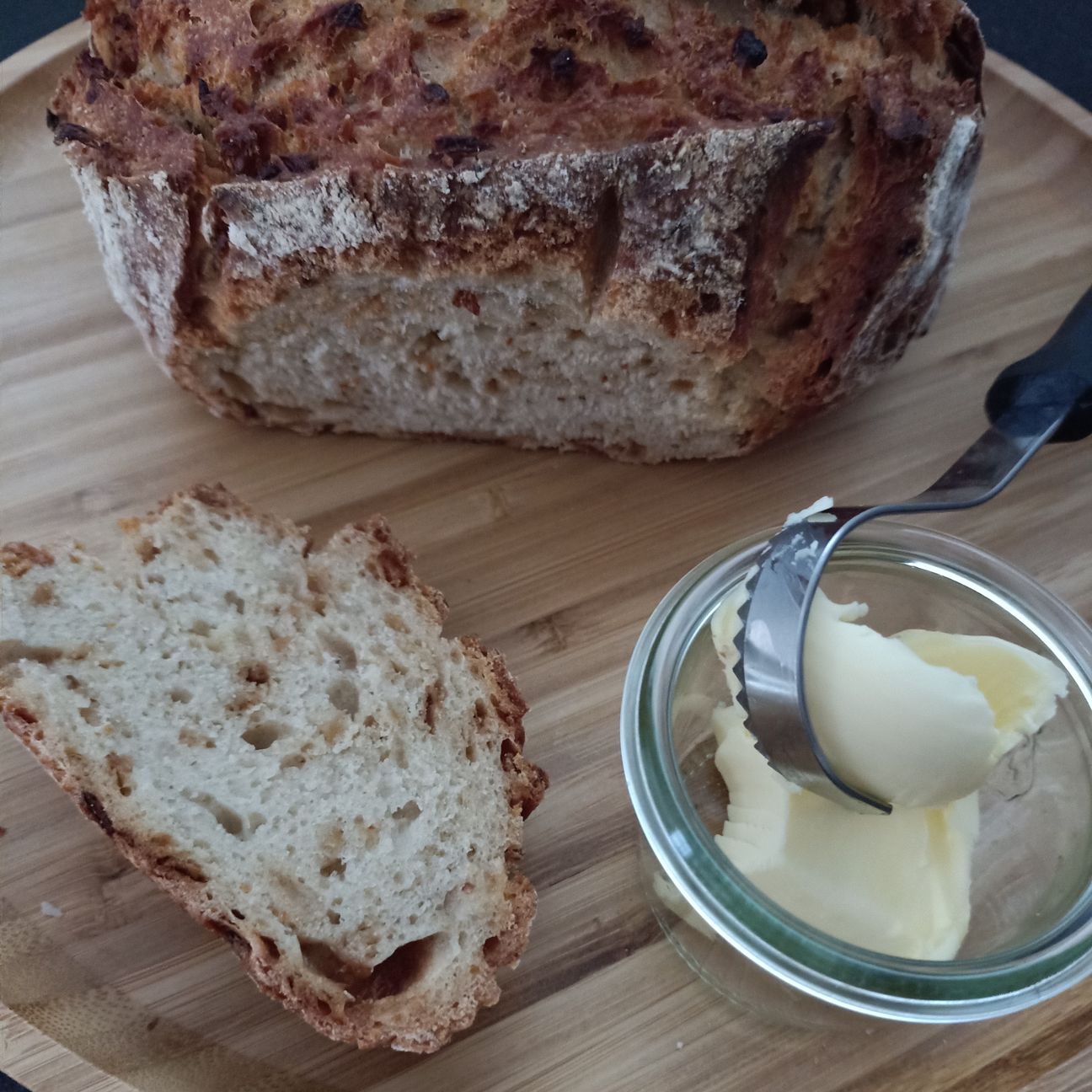 Pane integrale con lievito madre e cipolle fritte