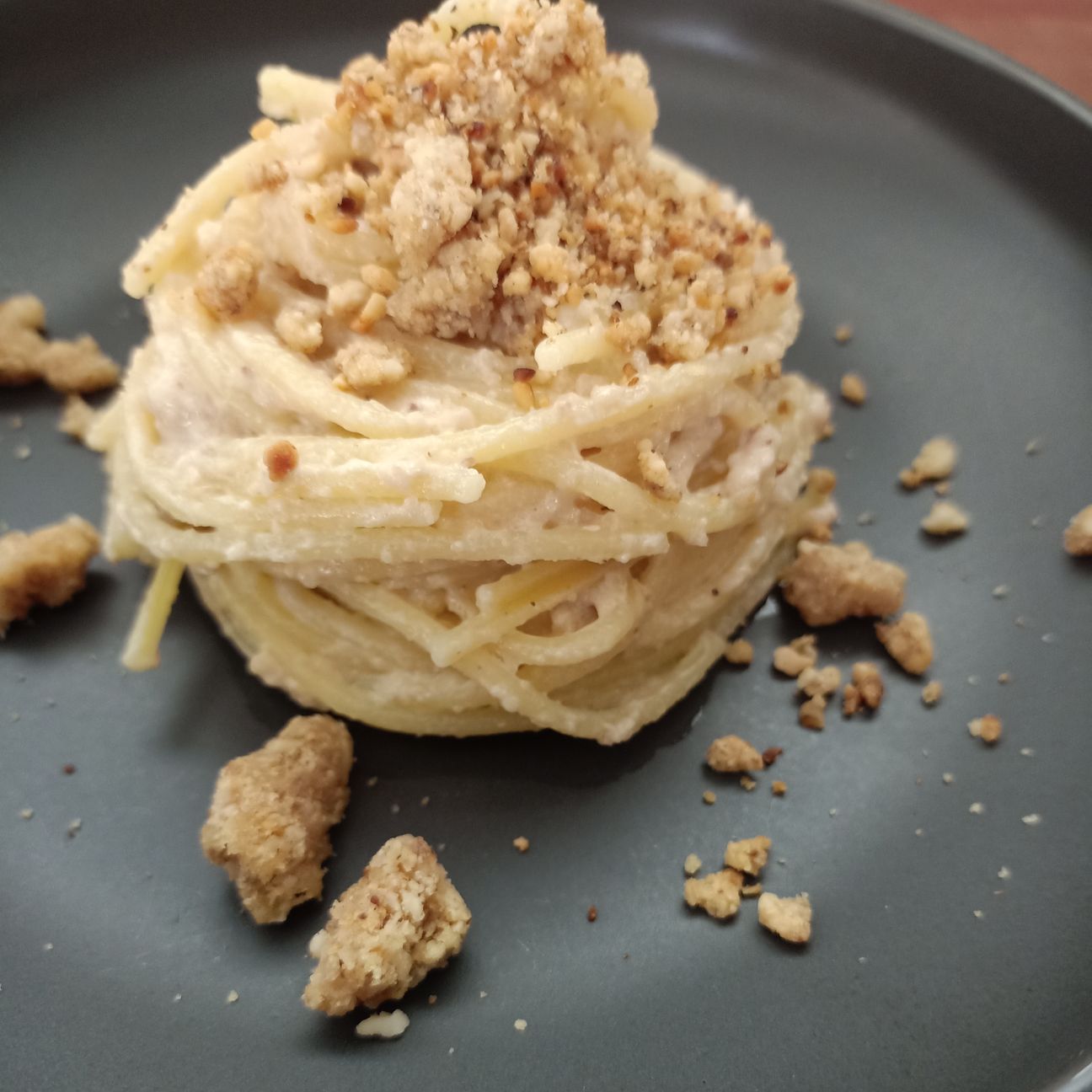 Spaghetti con pesto di mandorle, noci e mollica croccante