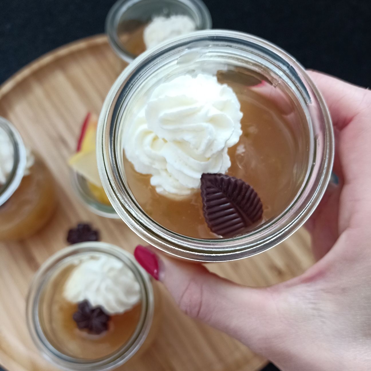 Dessert con succo di mela