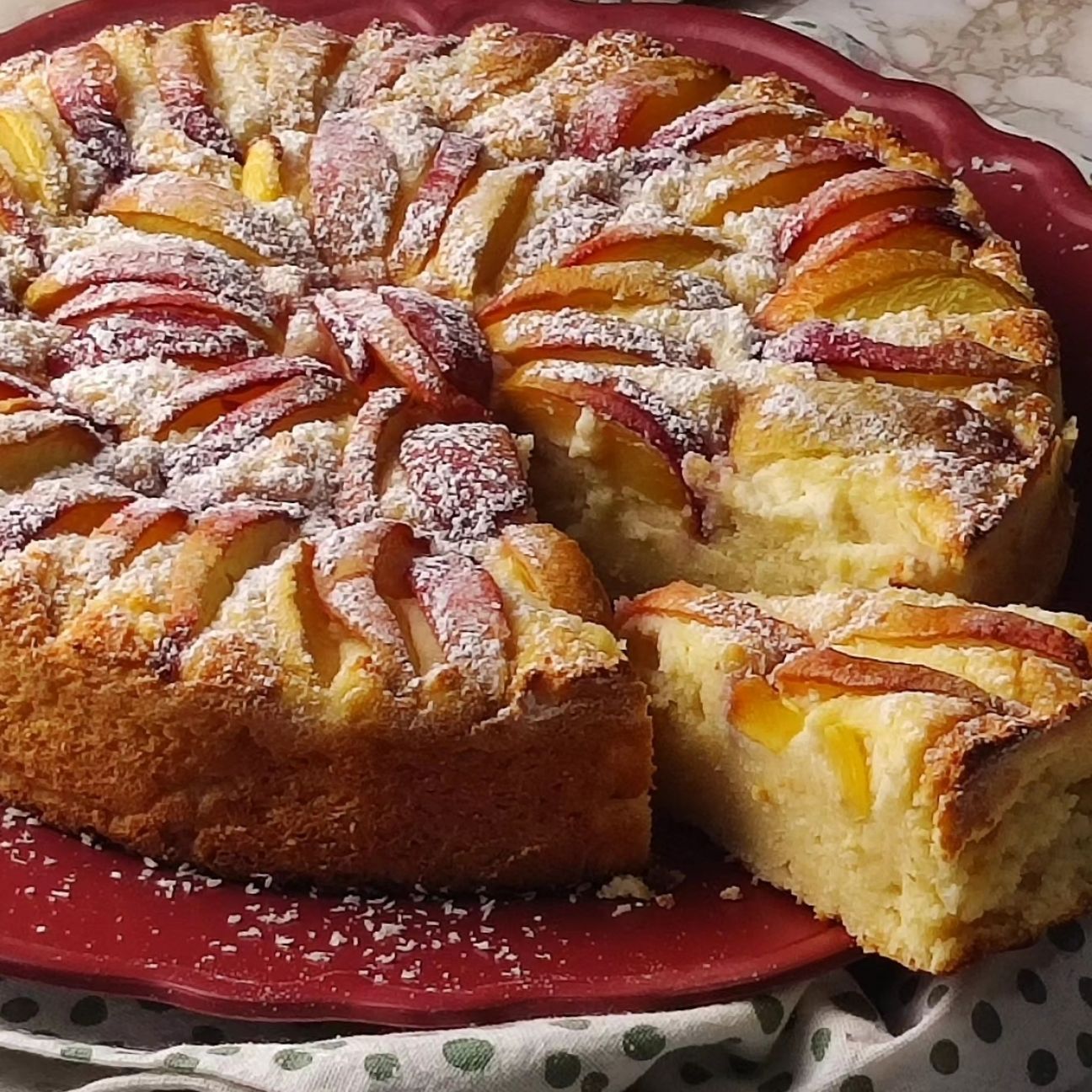 Torta con yogurt, cocco e pesche