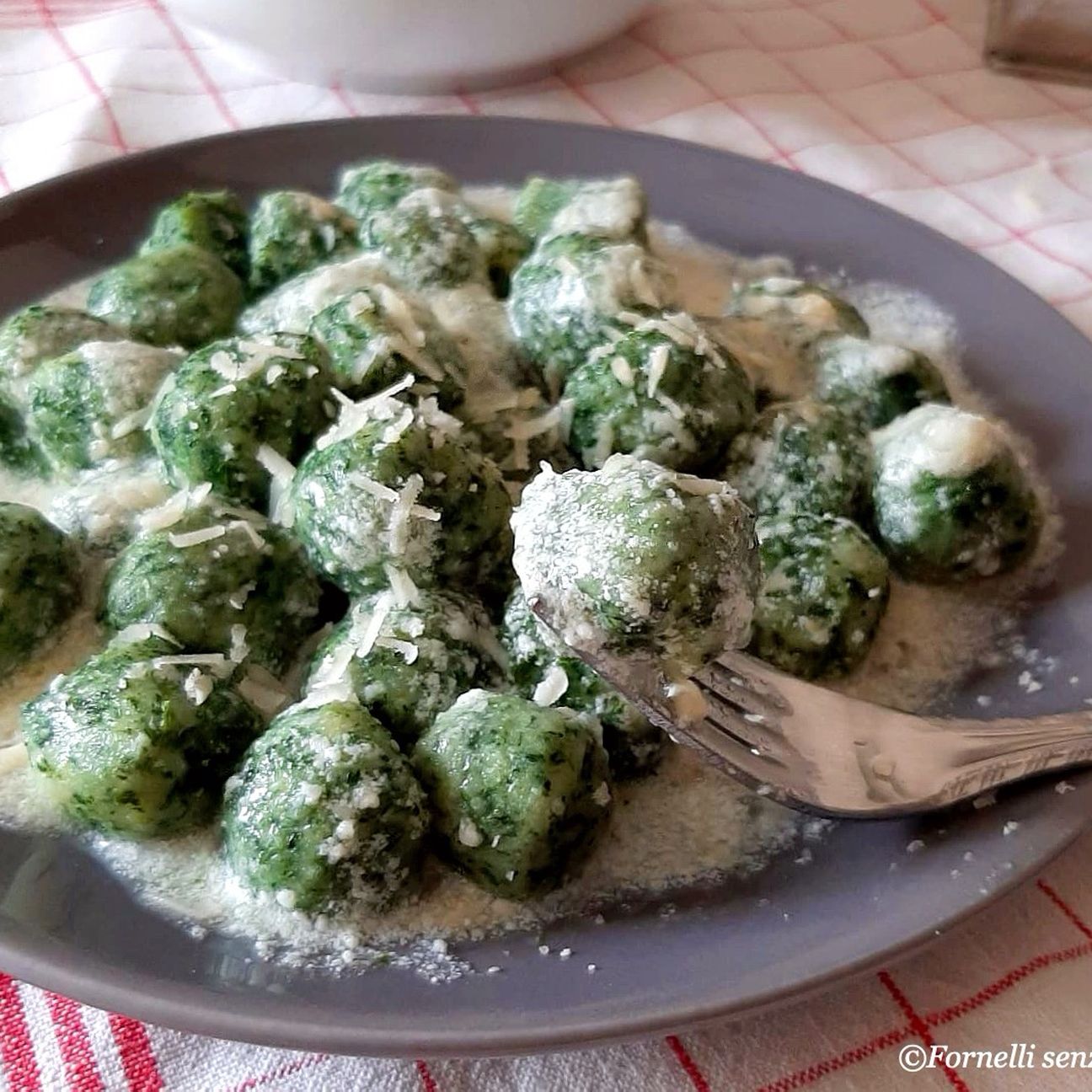 GNOCCHI DI SPINACI CON SALSA AL PARMIGIANO