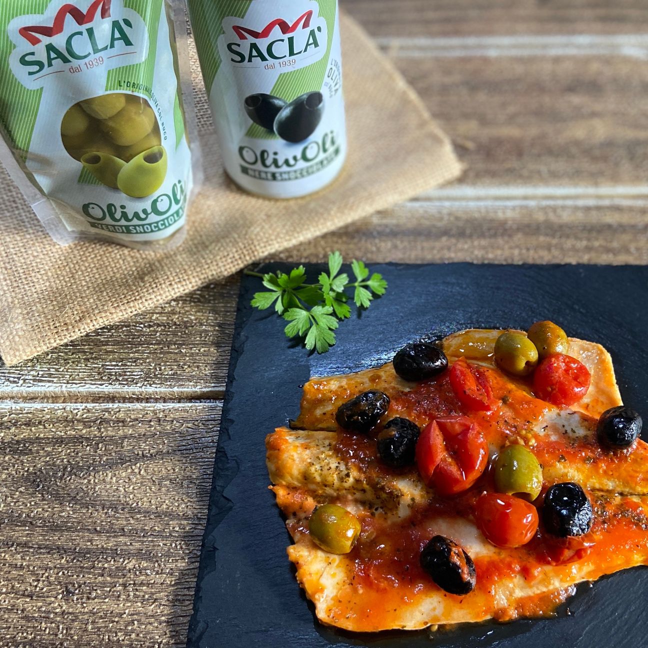 Filetti di branzino con olive e pomodorini