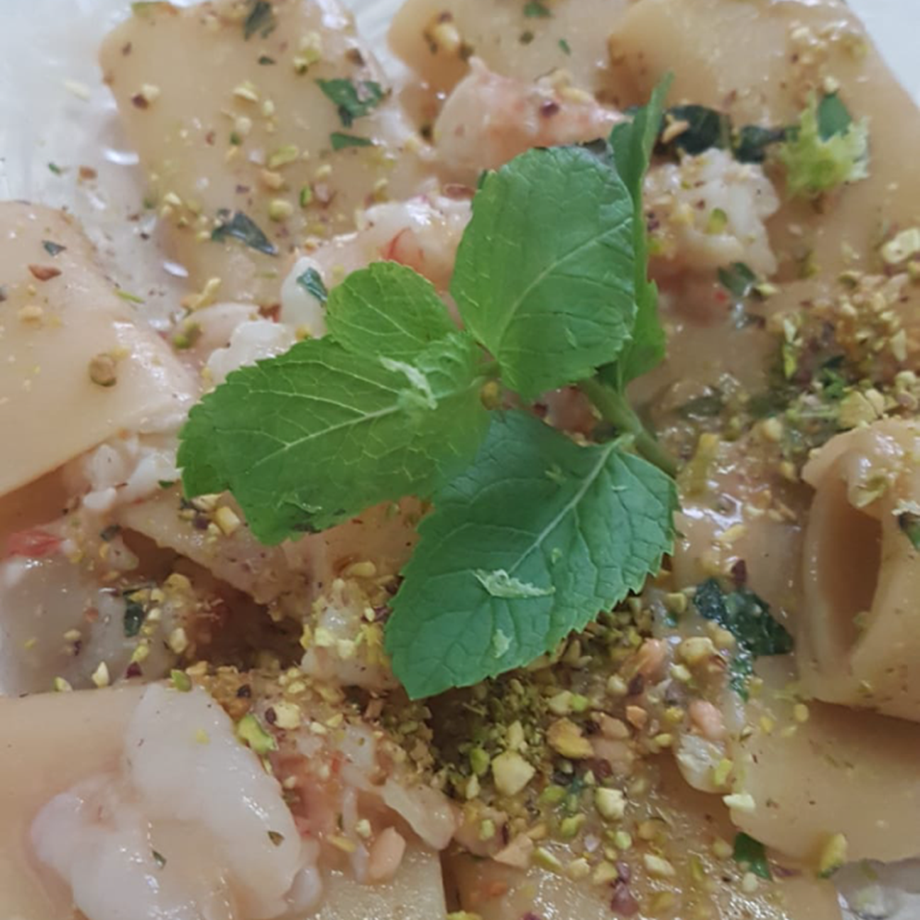 Paccheri con gamberoni e granella di pistacchi