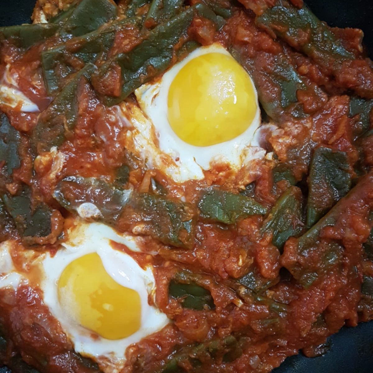 Uova con taccole al sugo