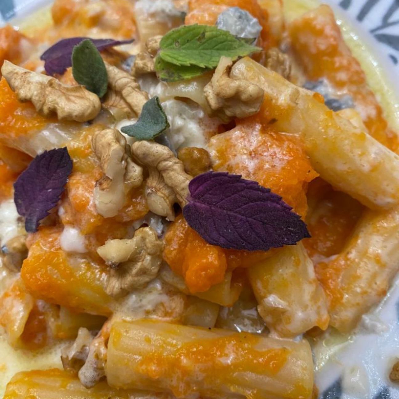 Rigatoni con zucca, gorgonzola e noci