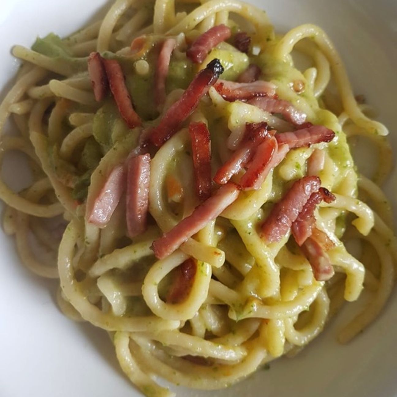 Pici con fiori di zucca, zucchine e speck