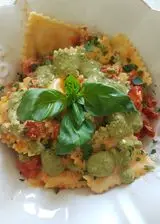 Ricetta Ravioli ripieni di granchio reale con pomodorini e pesto di pistacchi
