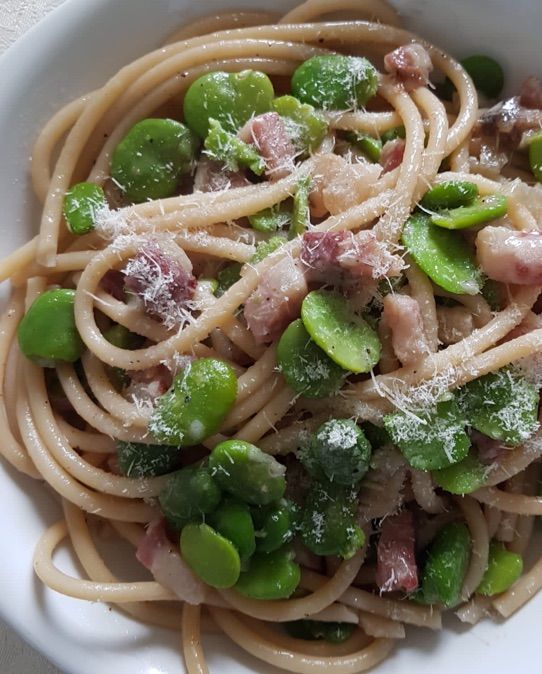 Spaghetti con fave, guanciale e pecorino