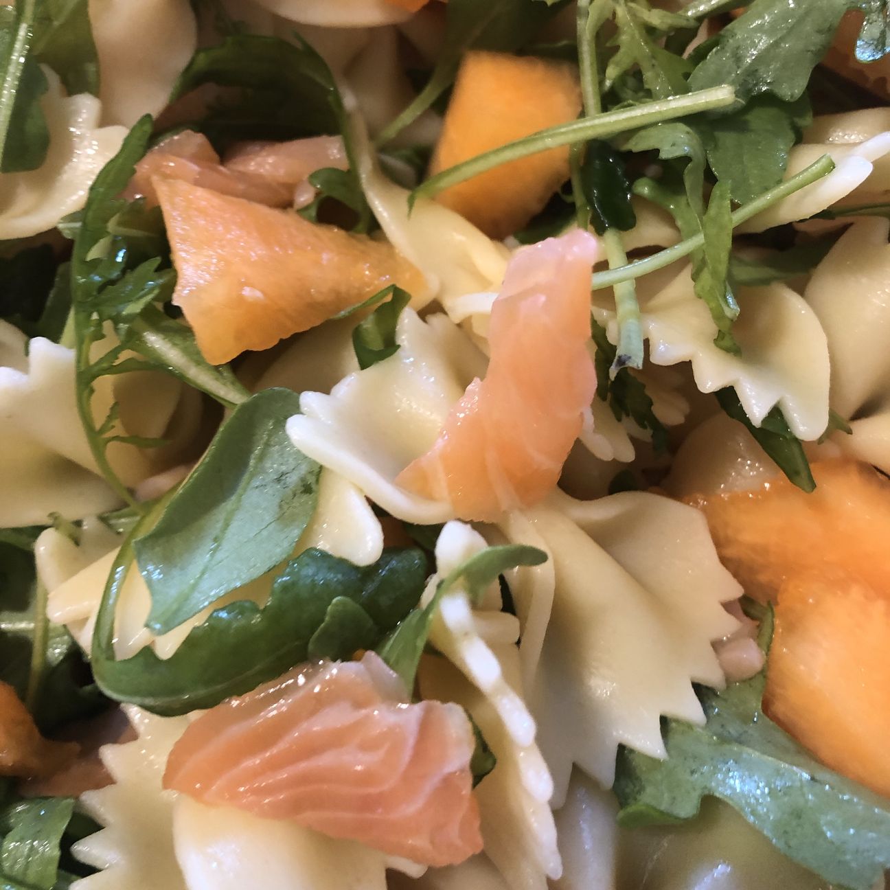 Pasta fredda con melone, rucola e salmone affumicato