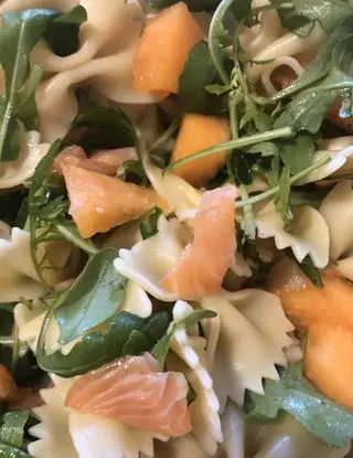 Ricetta Pasta fredda con melone, rucola e salmone affumicato di destefanispina