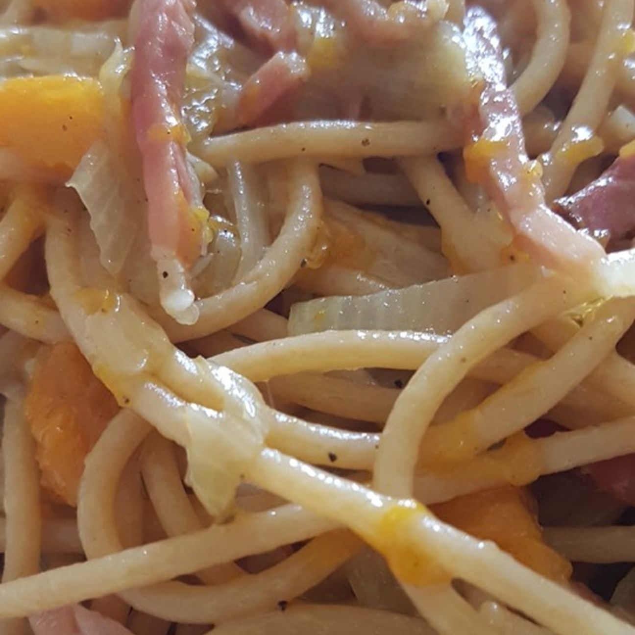 Spaghetti con cipolla rossa di Tropea, zucca e speck