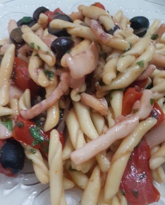 Trofie con calamari, pachino e olive taggiasche