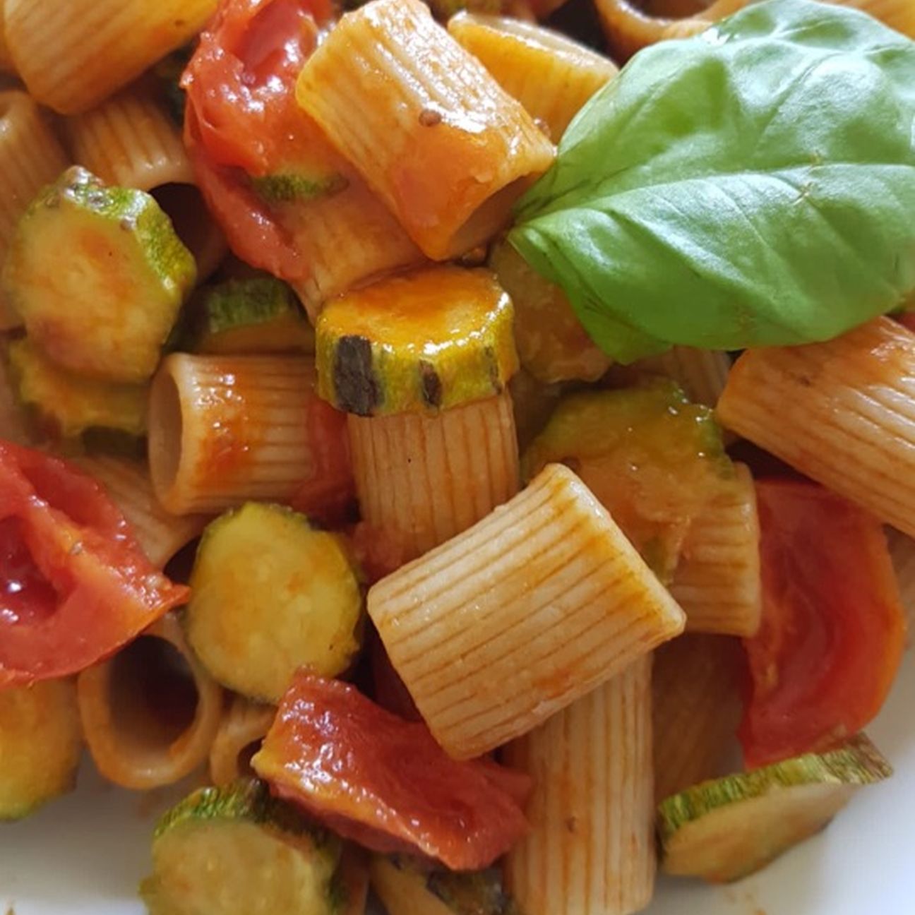 Mezze maniche con zucchine, pomodorini e basilico