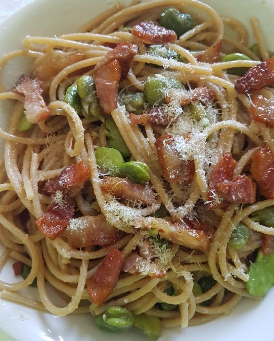 Mezze maniche con guanciale fave e pecorino