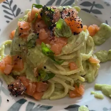 Ricetta Spaghetti con pesto di avocado e salmone