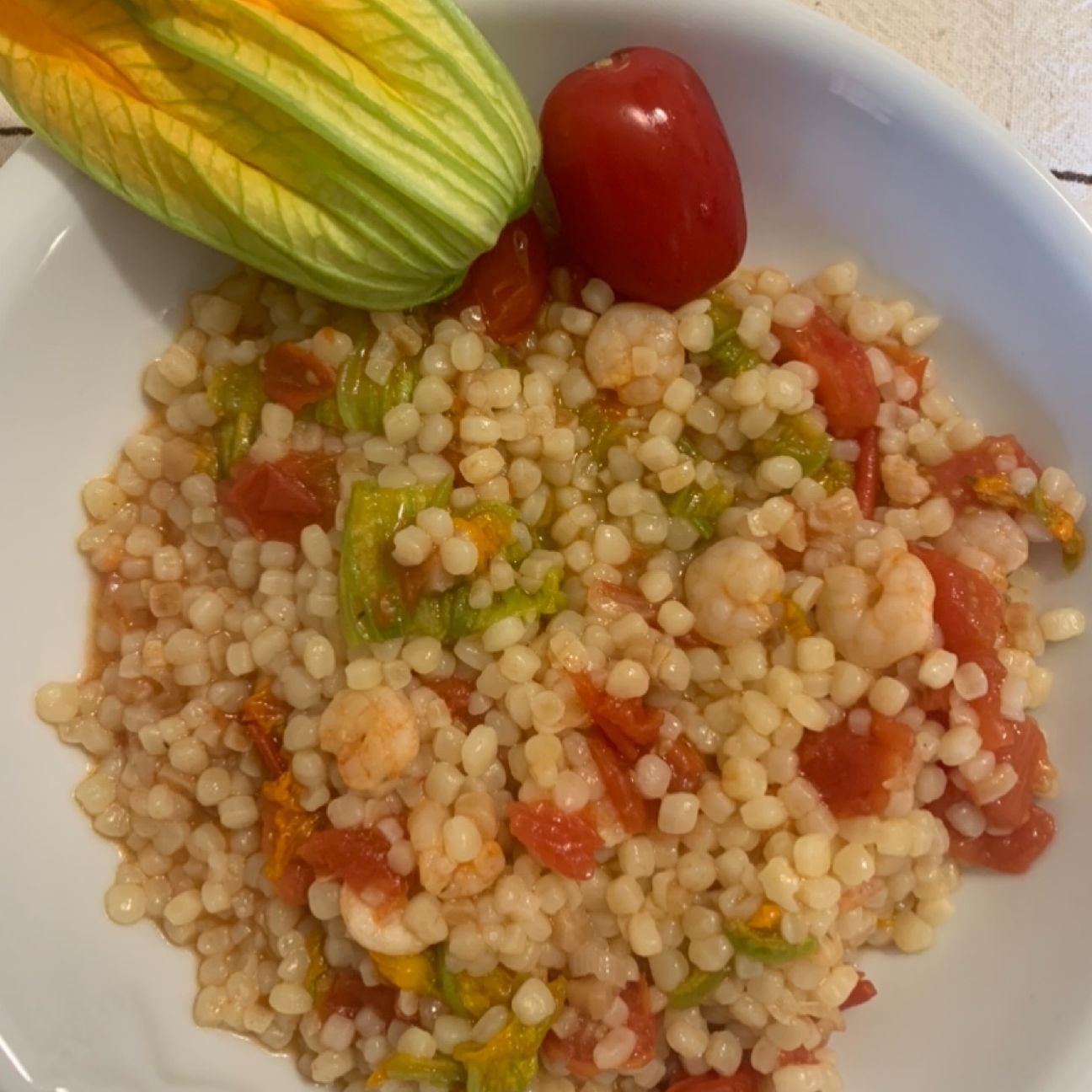 Fregola von fiori di zucca e gamberetti