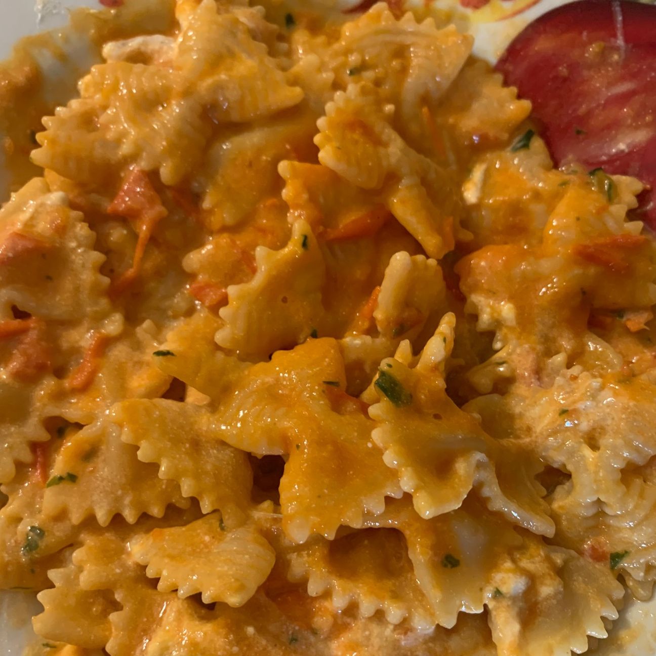 Farfalle con crema di pomodorini e rirmaggio