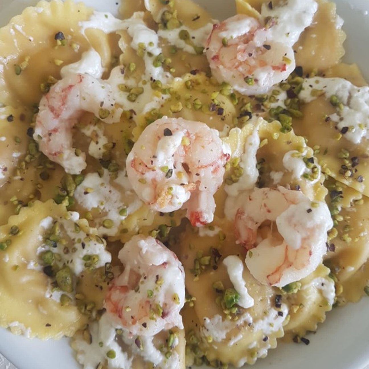 Ravioli gamberi, pistacchi di bronte e burrata