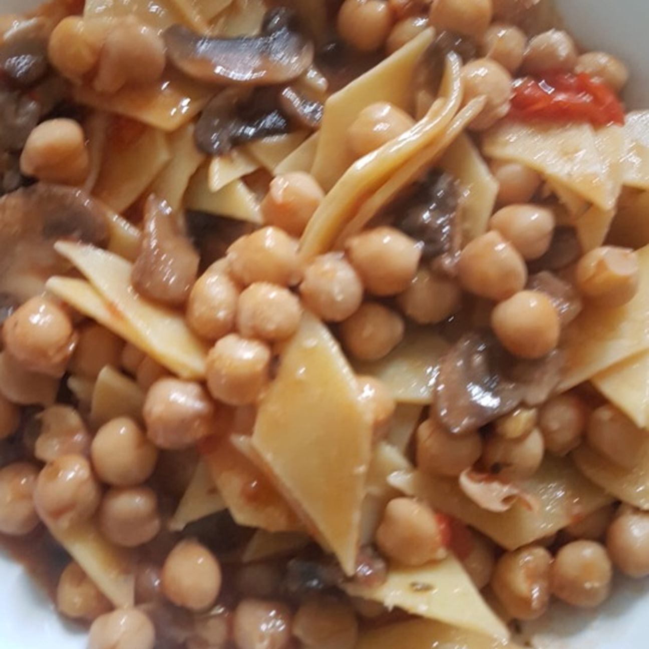 Maltagliati con ceci e funghi