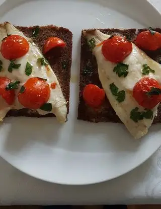 Ricetta Crostini di pane integrale con filetti di orata e pomodorini di destefanispina