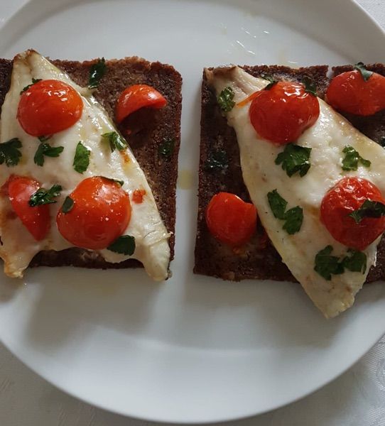 Crostini Di Pane Integrale Con Filetti Di Orata E Pomodorini Al Ta