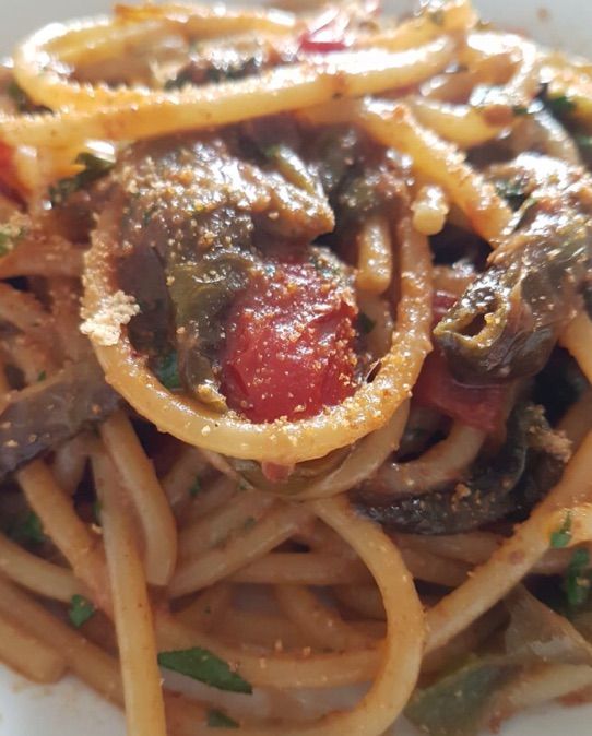 Vermicelli con friggitelli acciughe e pomodorini