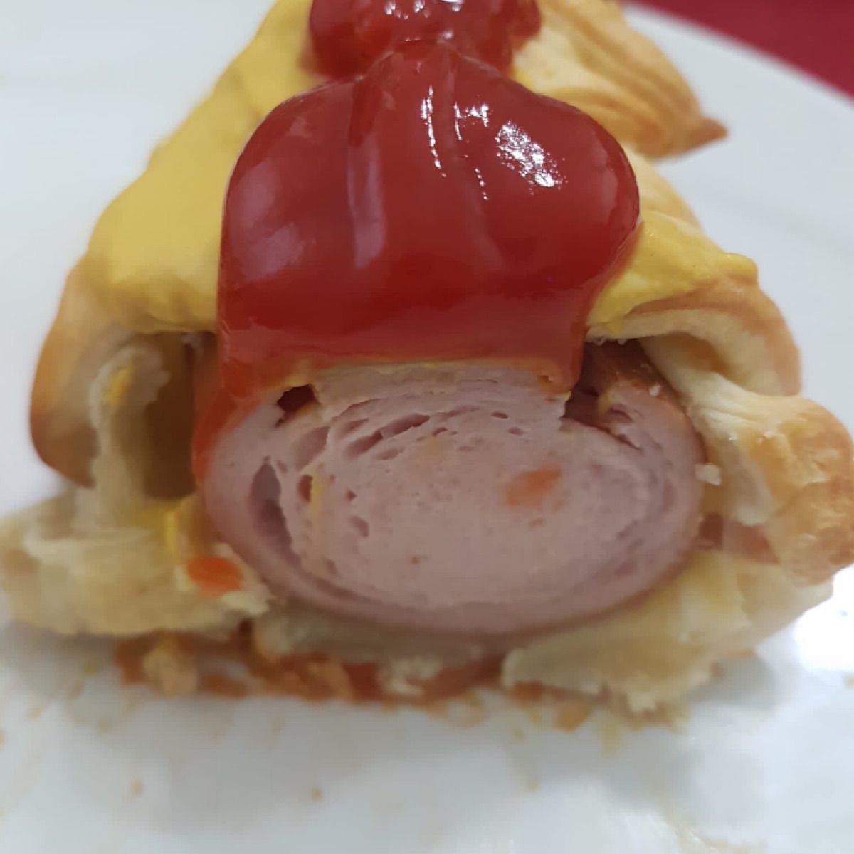 Würstel in pasta sfoglia con senape e ketchup