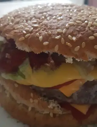 Ricetta Panino con hamburger, sottiletta, senape e ketchup di destefanispina