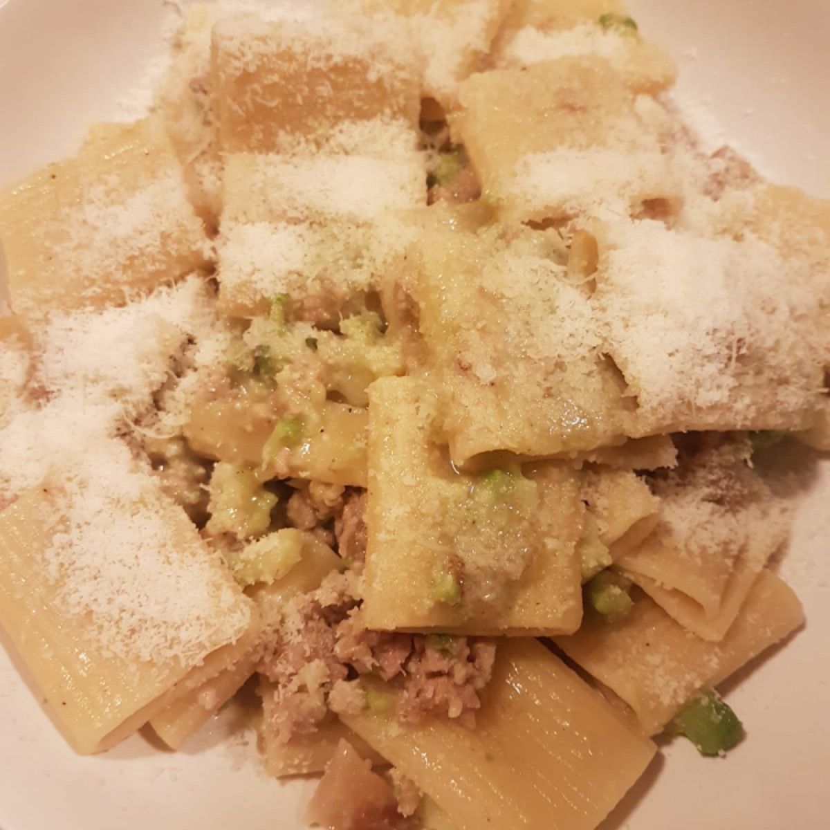 Paccheri con broccoli, salsiccia e guanciale