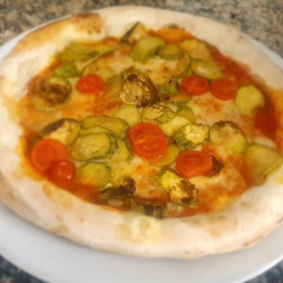 Pizza napoletana con zucchine e pomodorini