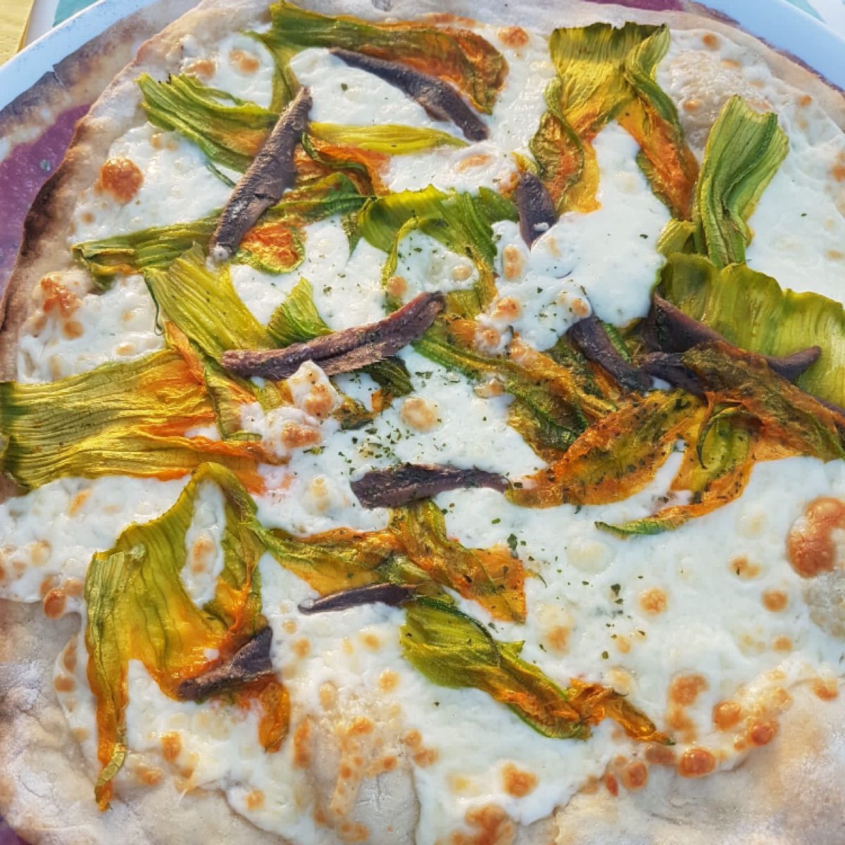 Pizza con fiori di zucca e alici